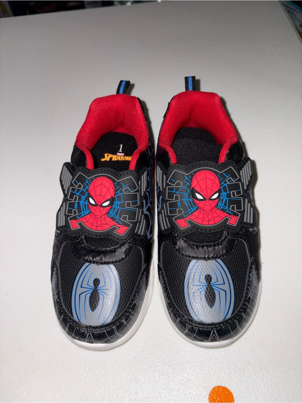 Boys size 1 Kids Spider-Man Black & Red Light-Up Sneakers worn once